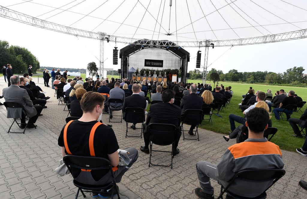 Angehörige, Mitarbeiter und Freunde nehmen bei der Trauerfeier für die Todesopfer der Explosion in Leverkusen Abschied.