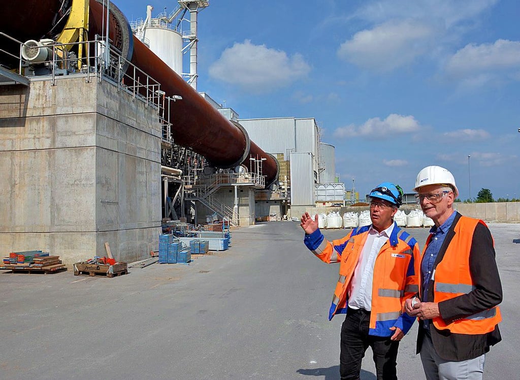 Frank Wegener (links), Energiemanager der Zellstoff Stendal GmbH, führte Herbert Wollmann über das Werksgelände.