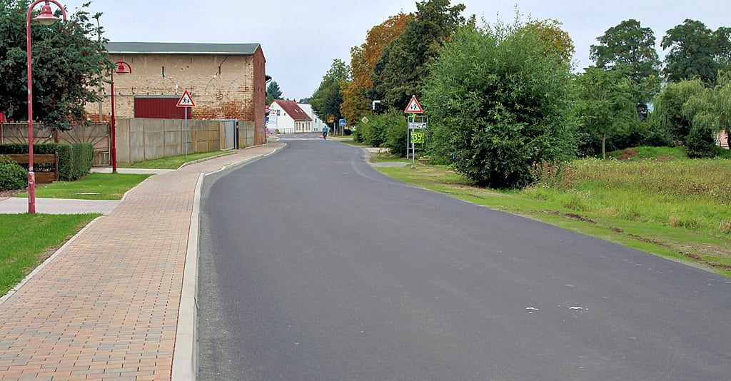 Eine glatte neue Straße am Ortseingang aus Richtung Zerbst haben die Güterglücker bekommen.