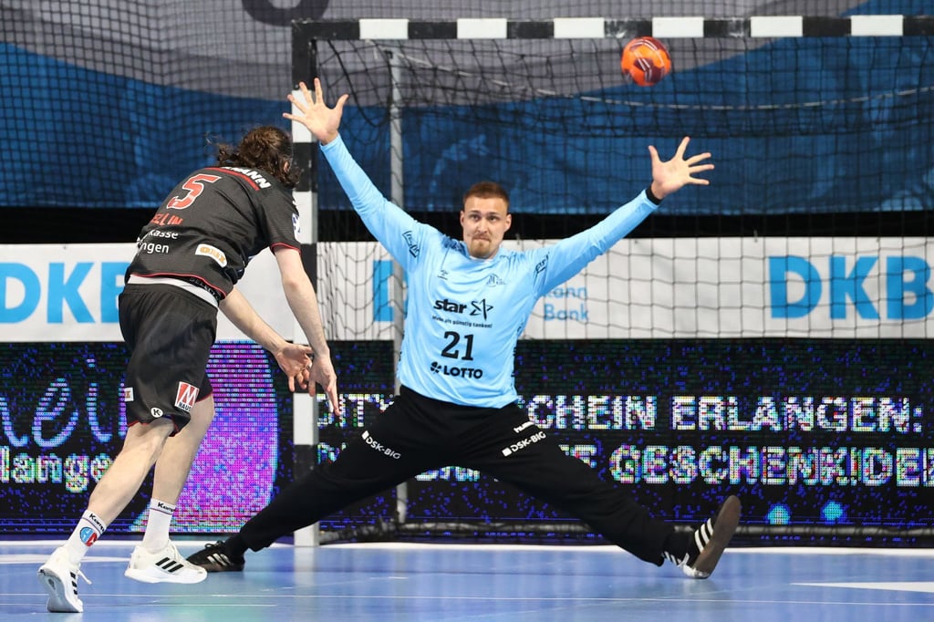 Erlangens Johannes Sellin wirft den Ball auf das Tor von Kiels Dario Quenstedt.