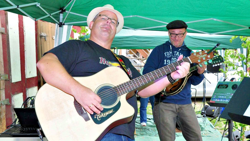 Whiskey & Starkbier, das sind Martin Pfeifer (vorn) und Jens Thieme. Sie entführen am Sonnabend die Besucher auf die grüne Insel. Vor zehn Jahren führte sie die Liebe zum ursprünglichen irischen Lebensgefühl und vor allem die zu gutem irischen Bier zusammen.