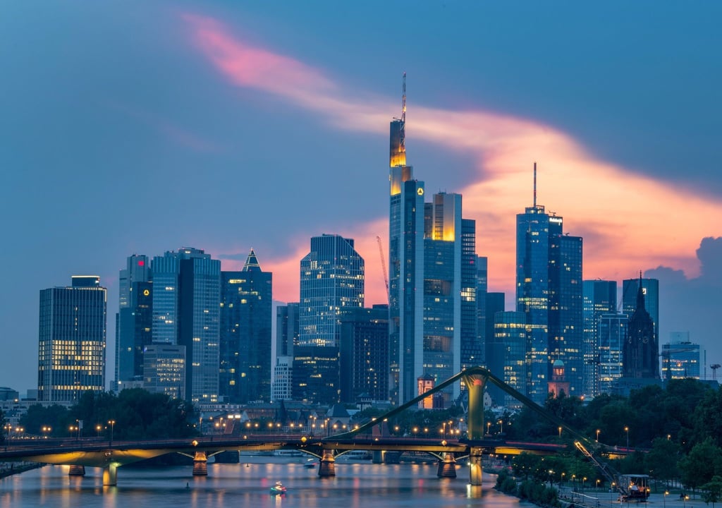 Auf dem Main fährt ein Schiff vor der Skyline der Bankenmetropole.