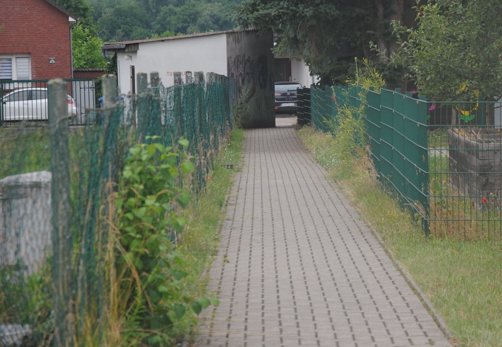 Am Geffersweg in Beetzendorf sollen Lampen installiert werden. Das Kabel liegt bereits in der Erde. Foto: Walter Mogk