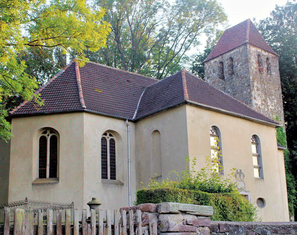 Die Gutskirche in Dönstedt ist eine von drei Kirchen, die es in Bebertal gibt. Nachdem der Zahn der Zeit an ihr genagt hat, ist sie derzeit für den Besucherverkehr gesperrt.