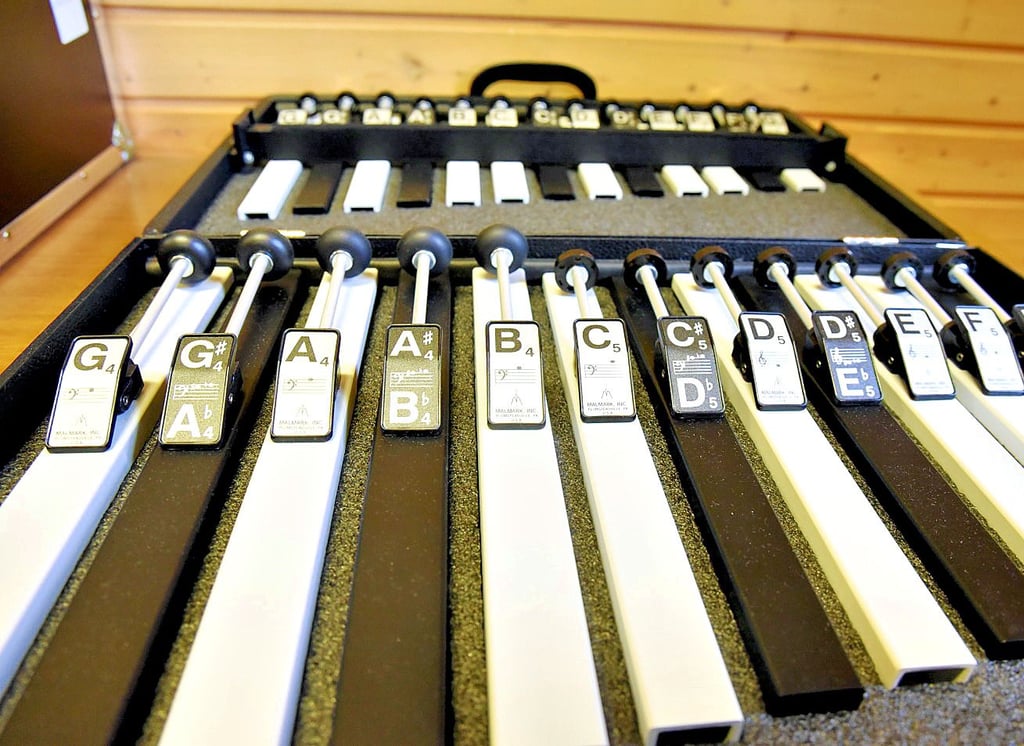 In einem Handglockenchor werden auch Chimes gespielt. Das sind unterschiedlich lange Klangstäbe aus Metall.