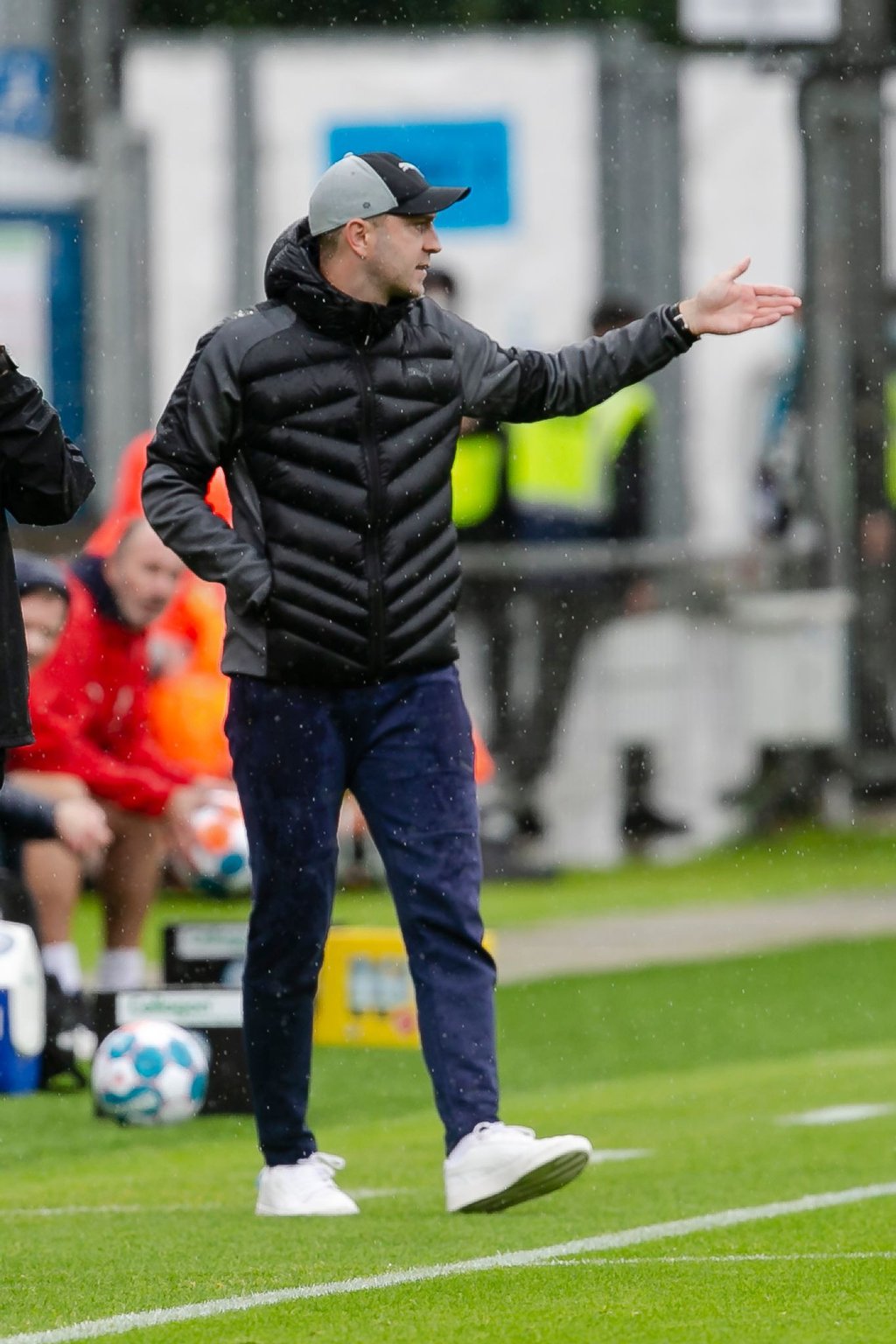 Kiels Trainer Ole Werner gestikuliert.
