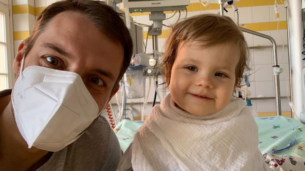 Die Pandemie macht den Umgang mit der Krebserkrankung der Tochter nicht leichter: Anne und Carsten dürfen ihre Tochter nie gleichzeitig im Krankenhaus besuchen.