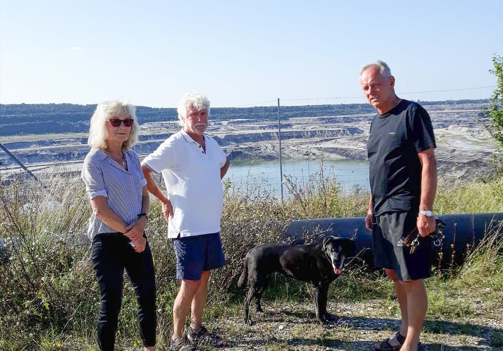 Wie eine Perlenschnur reihen sich die Orte von Bornitz bis Profen an den Rand des Tagebaus. Doch von den Fördermitteln aus dem Strukturwandel haben die Einwohner in den Dörfern noch nichts bekommen. Anne und Klaus Zorn und Wilmar Kabisch (Rechts) gehen in Bornitz spazieren.