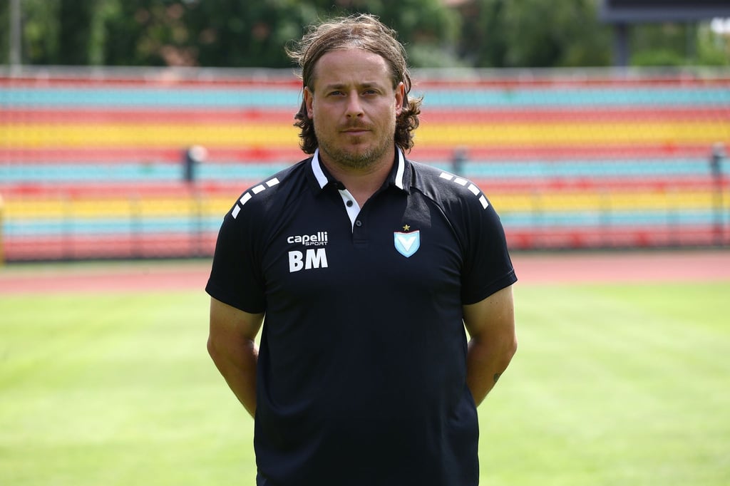 Viktorias Cheftrainer Benedetto Muzzicato blickt in die Kamera.