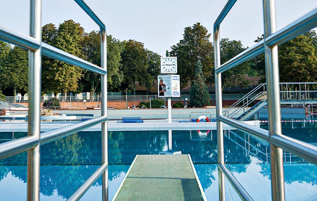 Am Freitagmorgen, vor der Öffnung des Erlebnisbades in Zerbst, ist das Wasser noch spiegelglatt. Für die letzten drei Öffnungstage werden nicht mehr viele Besucher erwartet.