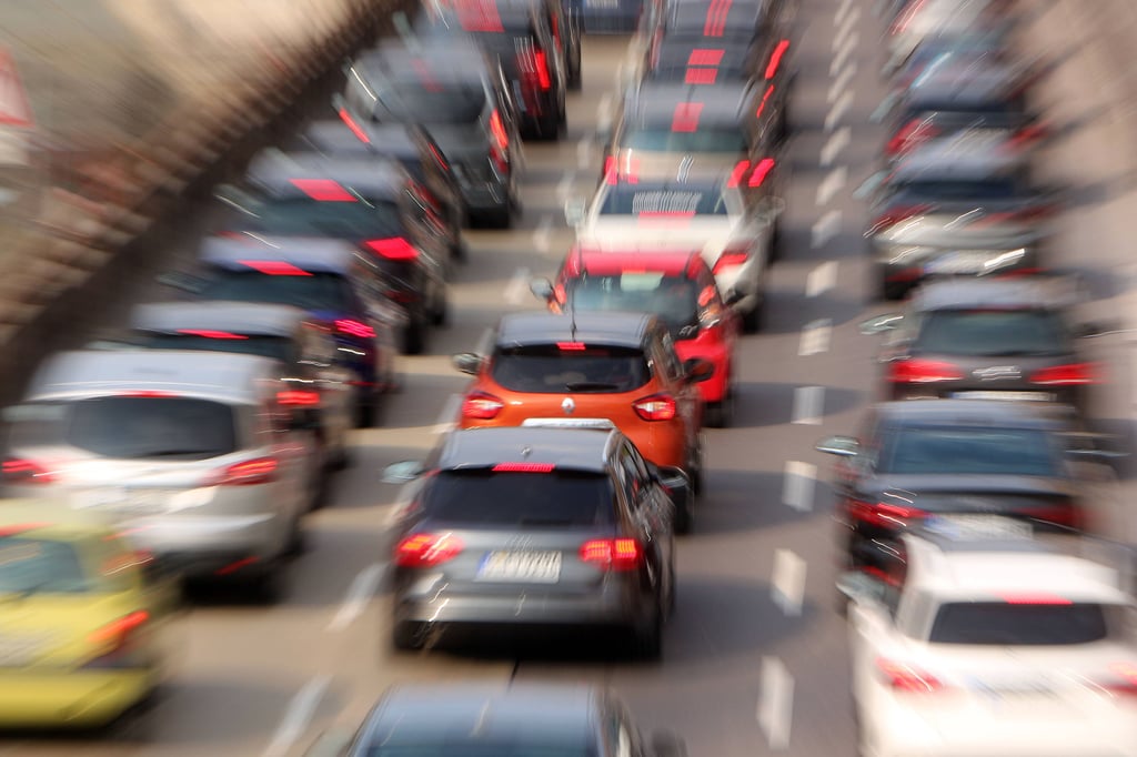 Pendler sind regelmäßig zwischen Arbeit und zu Hause unterwegs. (Symbolbild)