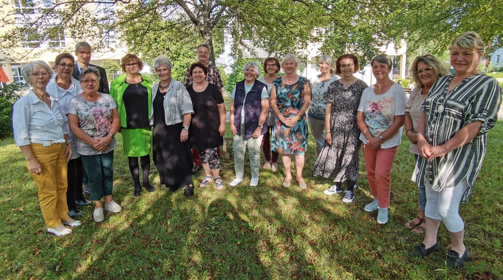 Ehemalige und aktive Grünen Damen des Harzklinikums mit Chefarzt Dr. Christian Algermissen (hinten links) und weiteren Gästen im Garten der Klinik für Psychiatrie, Psychotherapie und Psychosomatik in Blankenburg.