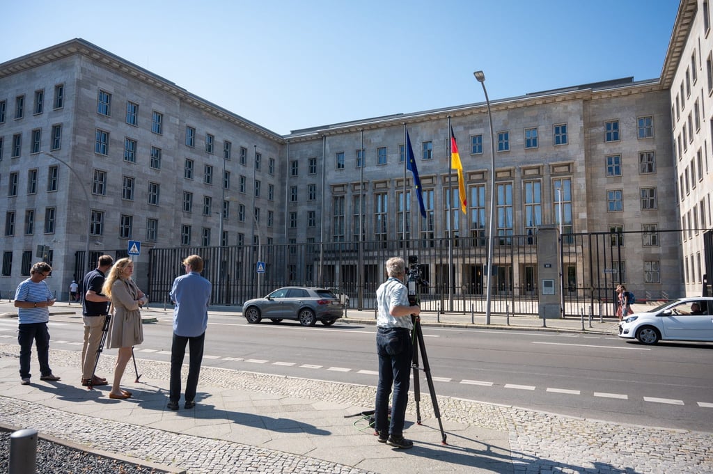 Kamerateams vor dem Bundesfinanzministerium in Berlin. Bei Ermittlungen gegen Verantwortliche der FIU hatte die Staatsanwaltschaft Osnabrück auch das Olaf Scholz unterstehende Ministerium durchsuchen lassen.