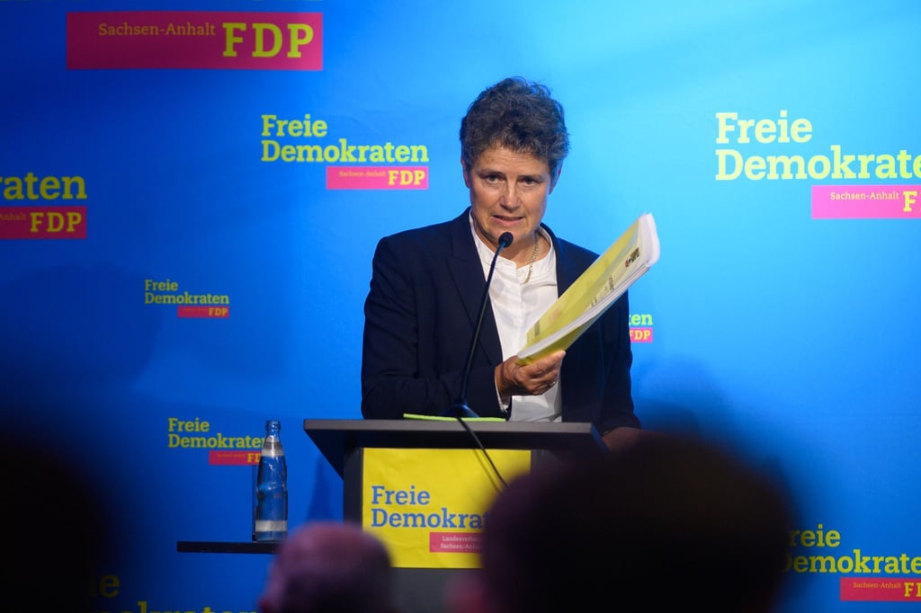 Lydia Hüskens, Vorsitzende der FDP Sachsen-Anhalt, spricht auf dem Landesparteitag in Magdeburg zu den Delegierten und zeigt den Koalitionsvertrag.