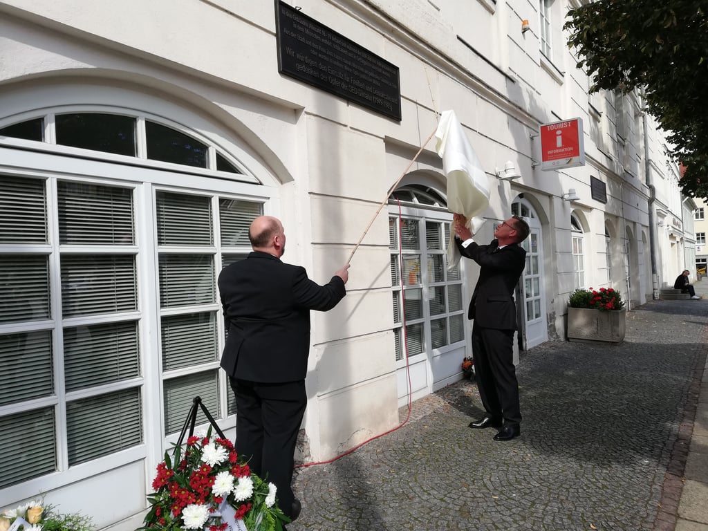 Die Gedenktafel am Altmarkt in Zeitz wird enthüllt.