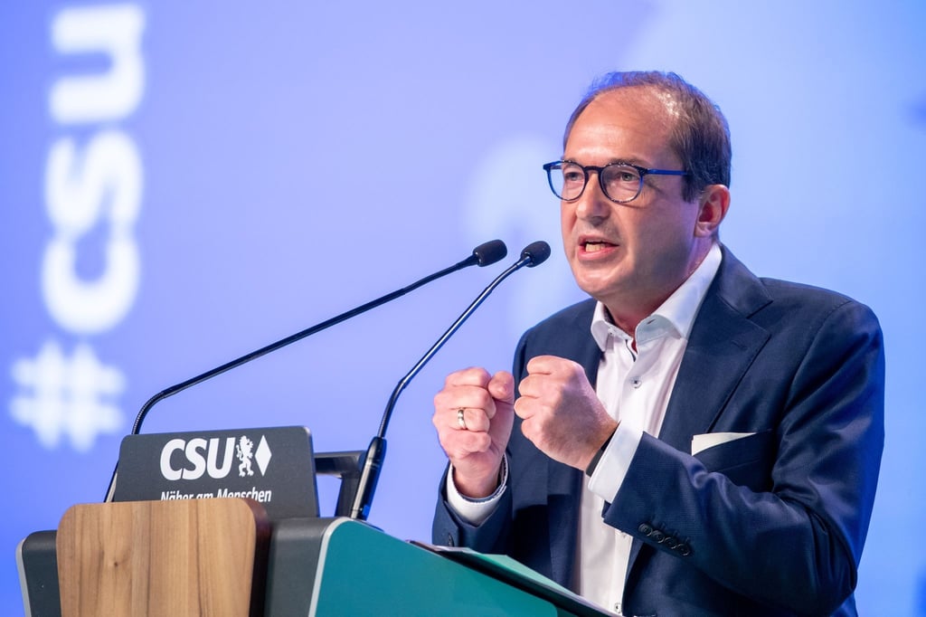 Alexander Dobrindt, CSU-Landesgruppenchef im Bundestag, spricht beim CSU-Parteitag. Es ist der erste Präsenzparteitag der CSU seit dem Ausbruch der Corona-Pandemie.