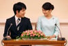 Die japanische Prinzessin Mako (r) und ihr Studienfreund Kei Komuro geben auf einer Pressekonferenz ihre Verlobung bekannt.