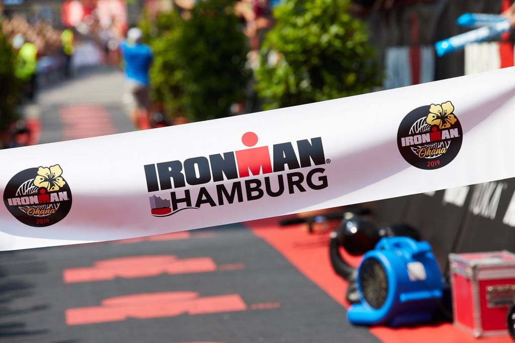 Ein Banner mit der Aufschrift „Ironman Hamburg“ hängt über der Ziellinie.