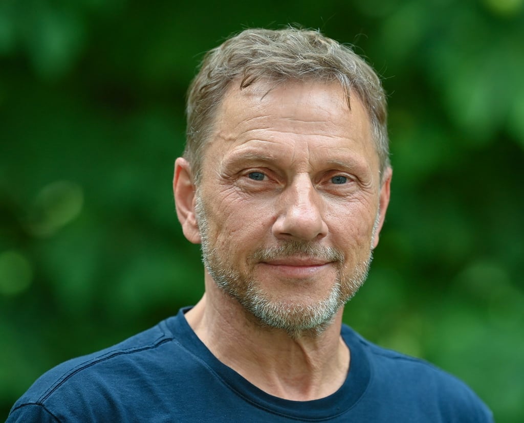 Richy Müller, Schauspieler, fotografiert vor seinem Auftritt zur Lesung „Die Legende vom Ozeanpianisten“ auf der Bühne des Sommerprogramms der Stiftung Schloss Neuhardenberg.