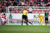 Der Mainzer Anderson Lucoqui (l) erzielt den 1:0-Führungstreffer - Fürths Torwart Sascha Burchert (2.v.r.) kann das Gegentor nicht mehr verhindern.