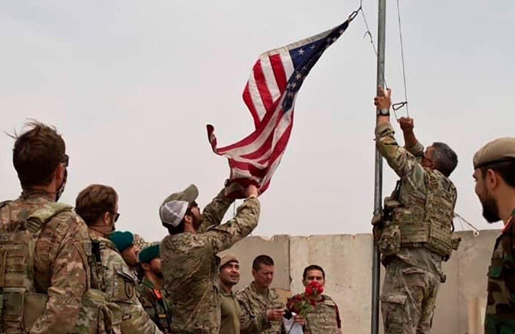 Bei einer Übergabezeremonie von der US-Armee an die afghanische Nationalarmee im Camp Anthonic wird eine US-Flagge vom Mast heruntergelassen.