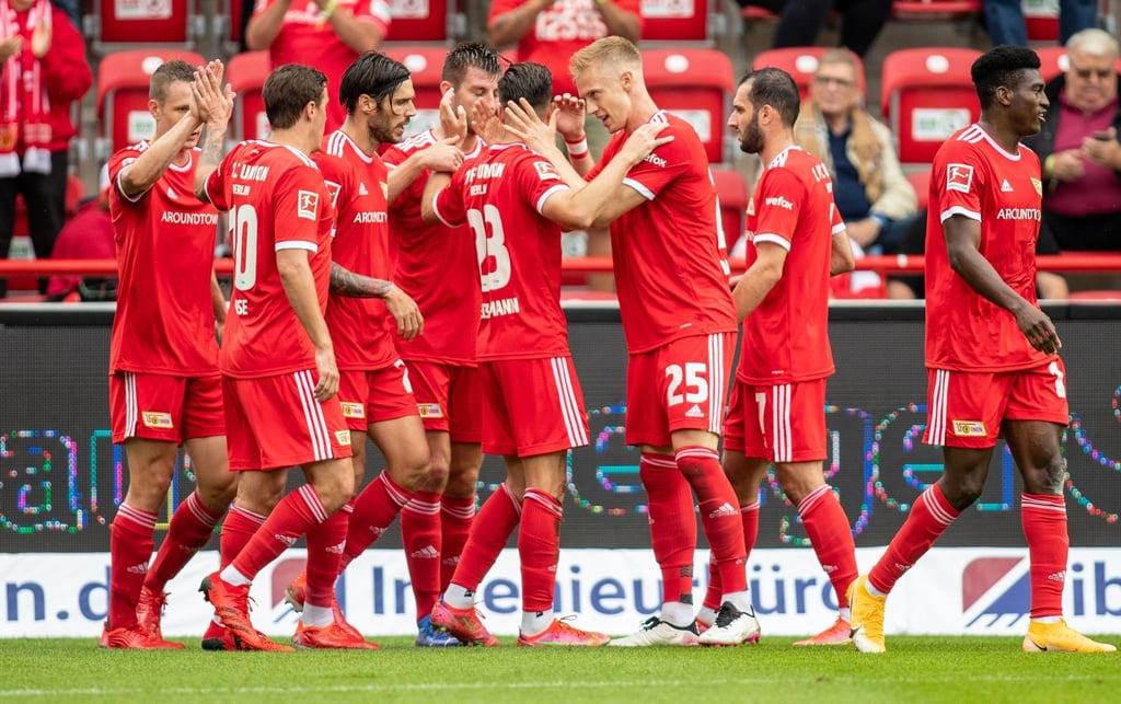 Unions Niko Gießelmann (5.v.l) jubelt nach seinem Treffer zum 1:0 mit Timo Baumgartl (3.v.r) und Teamkollegen.