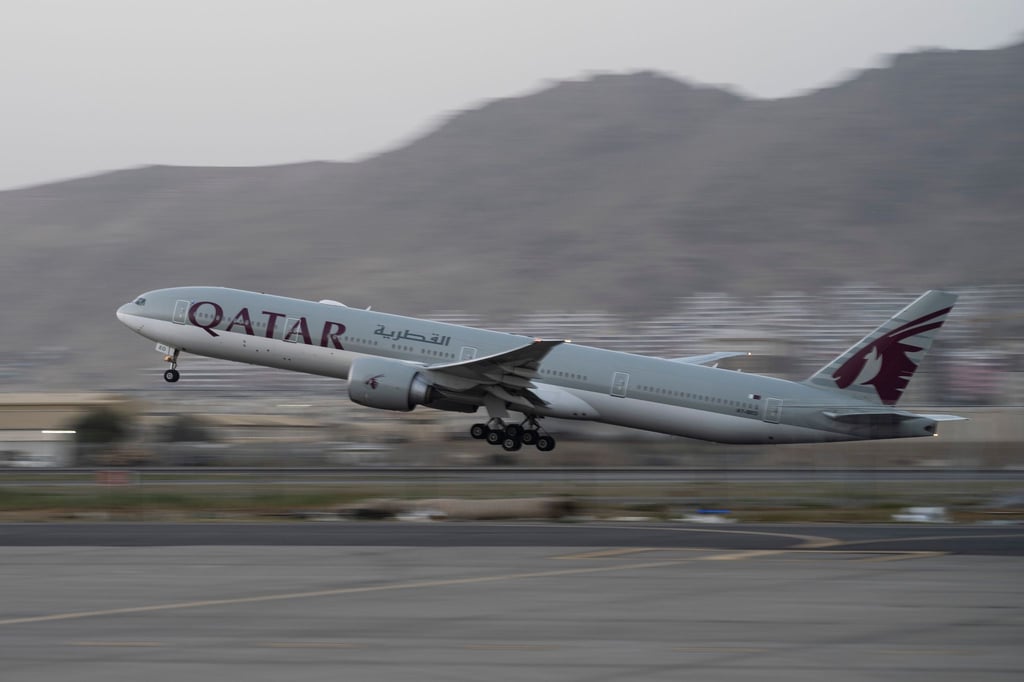 Ein Flugzeug der Fluggesellschaft Qatar Airways hebt am Flughafen in Kabul ab.