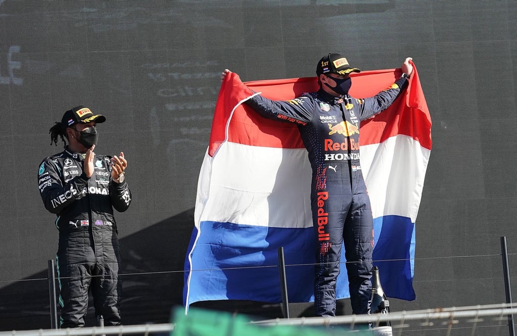 Ließ bei seinem Heimspiel in Zandvoort Weltmeister Lewis Hamilton (l) hinter sich: Max Verstappen.