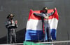 Ließ bei seinem Heimspiel in Zandvoort Weltmeister Lewis Hamilton (l) hinter sich: Max Verstappen.