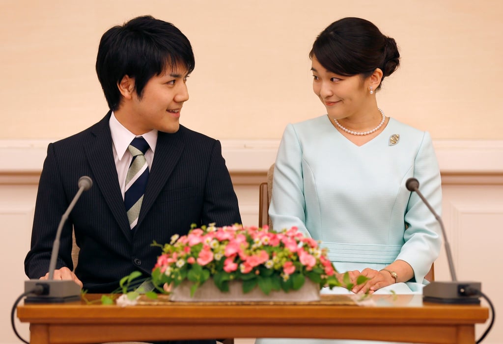 Die japanische Prinzessin Mako (r) und ihr Studienfreund Kei Komuro geben auf einer Pressekonferenz ihre Verlobung bekannt.