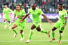 Wolfsburgs Jerome Roussillon (M) jubelt nach seinem Treffer zum 1:0 mit seinen Teamkollegen Kevin Mbabu (l) und Ridle Baku (r).