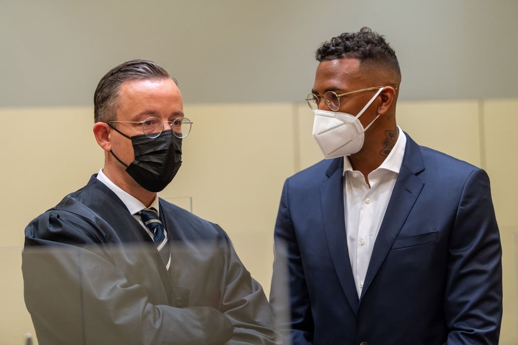 Der Fußball-Profi und ehemalige Nationalspieler Jérôme Boateng (r) im Amtsgericht München mit seinem Anwalt Kai Walden.
