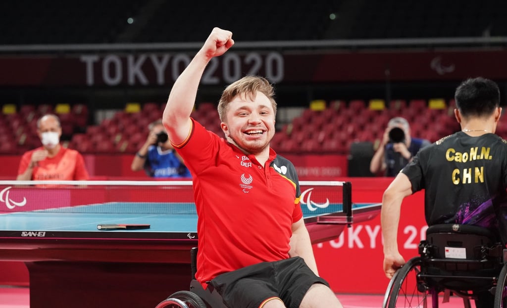 Tischtennisspieler Valentin Baus jubelt nach seinem Sieg im Finale gegen den Chinesen Ningning Cao.