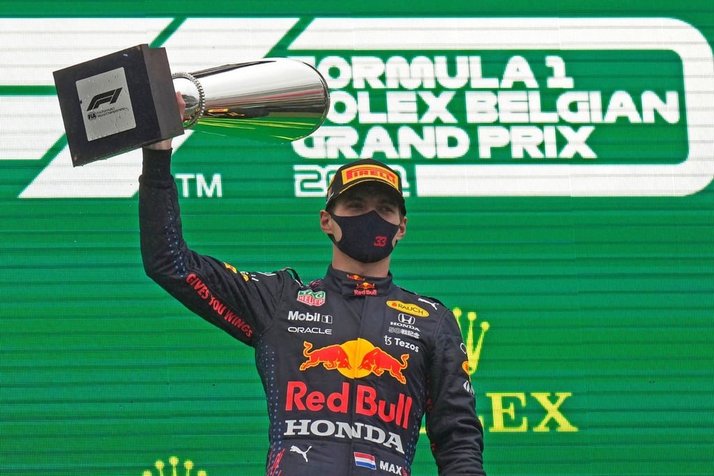 Max Verstappen vom Team Red Bull Racing hält den Pokal.