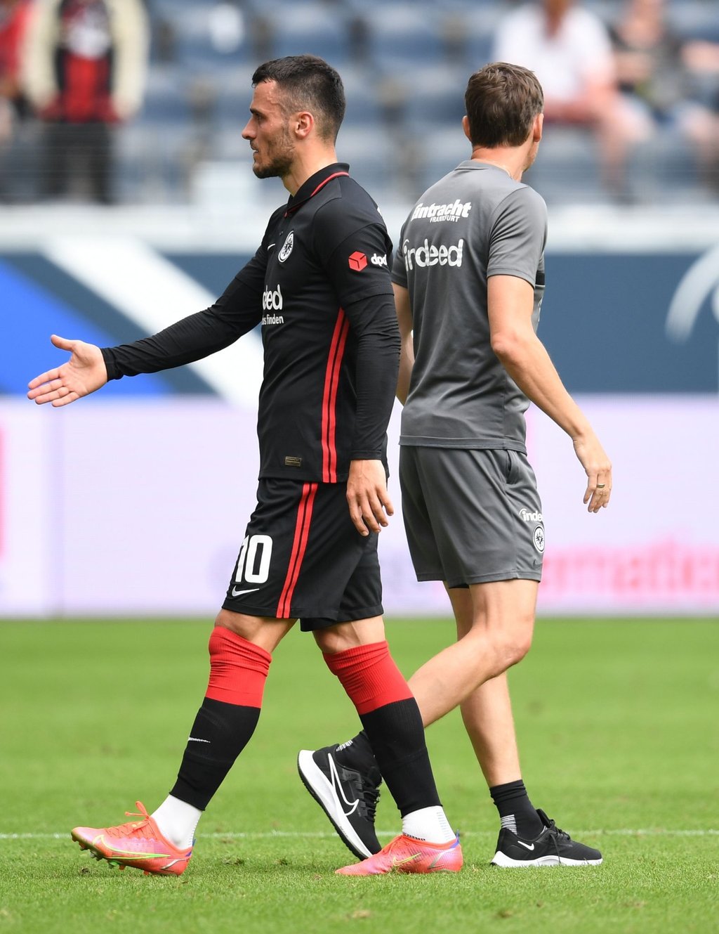 Ein Einsatz des Frankfurters Filip Kostic (l) ist offen.