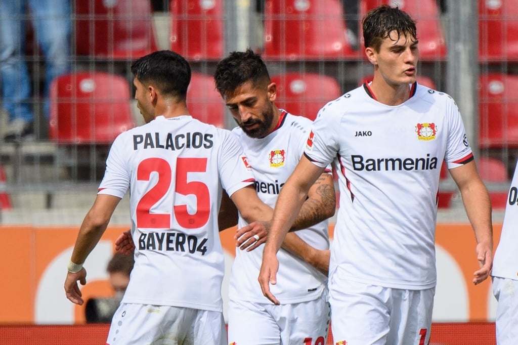 Bayer 04 Leverkusen hat sich beim FC Augsburg auch dank zweier Eigentore der Augsburger mit 4:1 durchgesetzt.