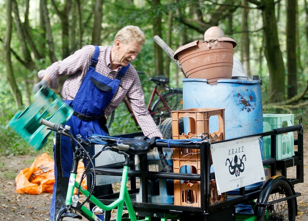 Ein freiwilliger Müllsucher lädt den am Rhein gefundenen Müll auf ein Lastenrad. Rund 50.000 Helfer in sieben europäischen Ländern sollen das Ufer des Rheins und seiner Nebenflüsse säubern.