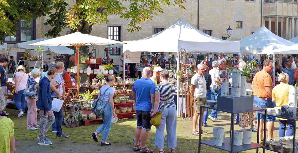 Über die große Besucherresonanz auf den 27. Leitzkauer Töpfermarkt freuten sich am Wochenende Händler und Veranstalter gleichermaßen. Der Besucherstrom setzte gleich am Sonnabendvormittag mit Öffnung des Marktes ein.