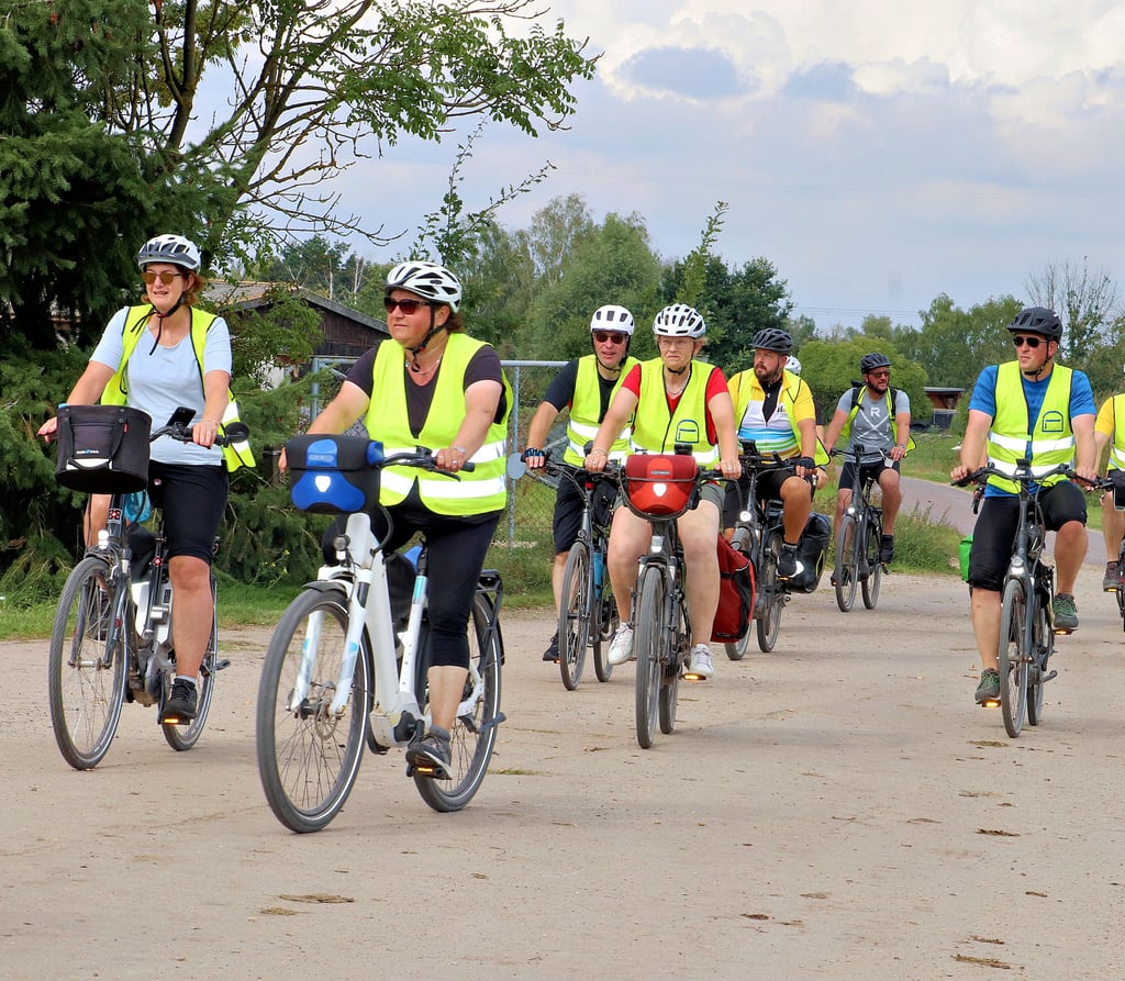 Gut gelaunt und noch immer voller Elan kamen die Radfahrer in der Agrargenossenschaft Zerben an.