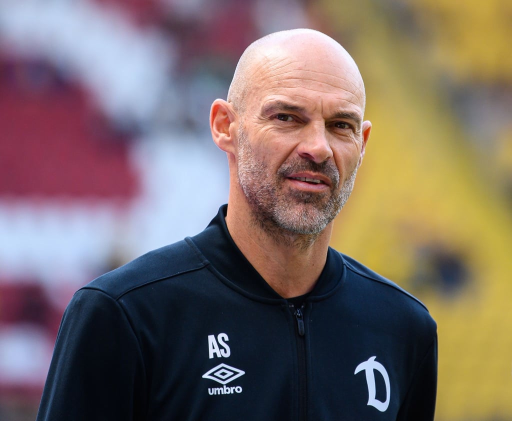 Dynamos Trainer Alexander Schmidt kommt in das Stadion.