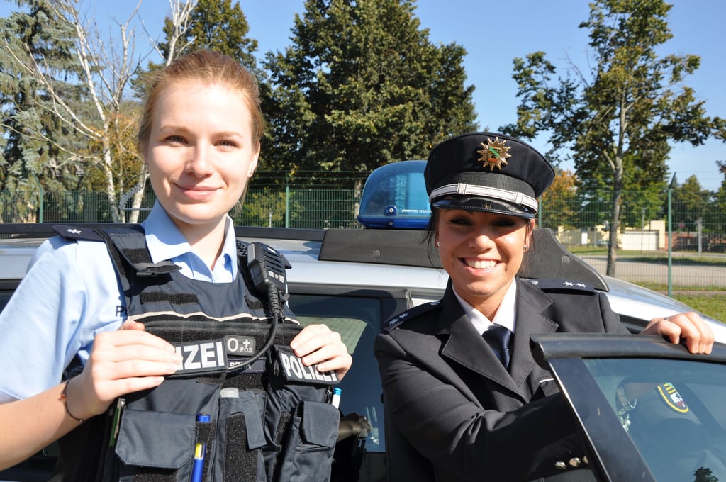 Vanessa Behr (21), links im Bild, arbeitet seit zwei Wochen nach einem Studium an in der Fachhochschule Aschersleben als Polizeikommissarin im Revier Dessau. Ihre Kollegin Claudia Krause (32) ist seit 2011 bei der Polizei und bereits Oberkommissarin.