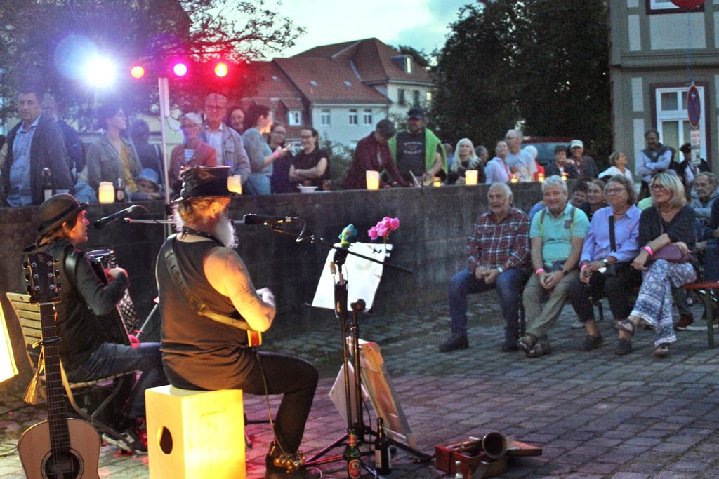 Alles passig ? angefangen beim lauen Spätsommerabend über die gekonnte Illumination bis hin zu den passenden Akteuren: Im Bürgergarten sorgten Hagen Eisfeld und Thomas Röder von der Münzenberger GevatternCombo für Stimmung.