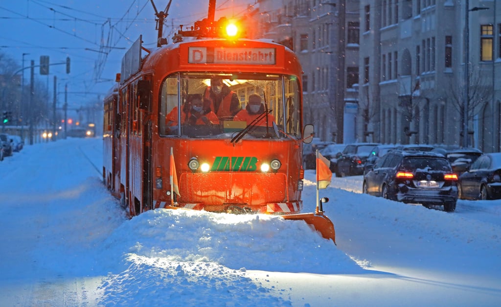 Im Februar 2021 hatten Schneemassen den Straßenbahnverkehr in Magdeburg zum Erliegen gebracht.