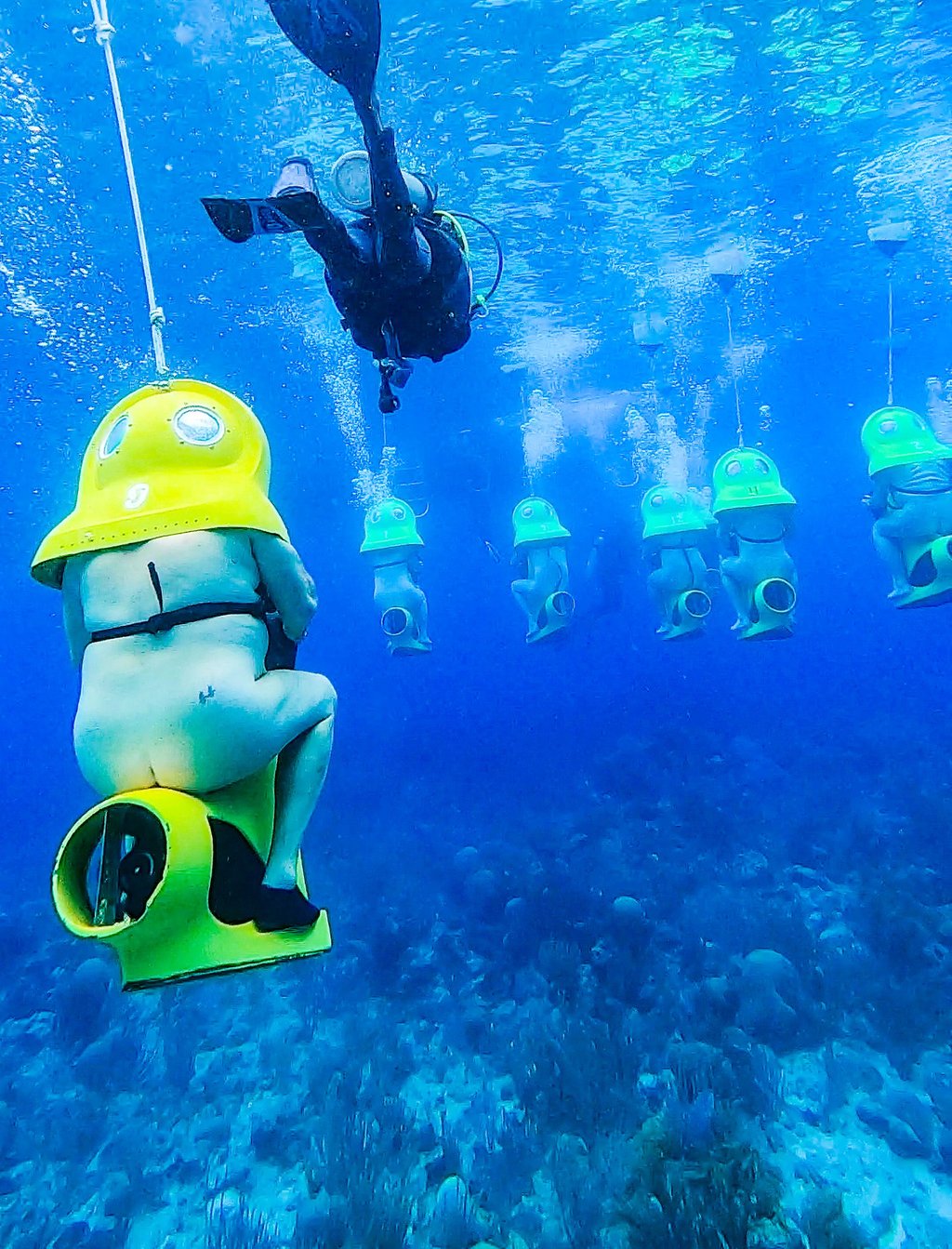 Interessante Exkursion bei der Nacktkreuzfahrt in der Karibik: Mit Unterwasserscootern geht es unbekleidet in die Welt der Fische.