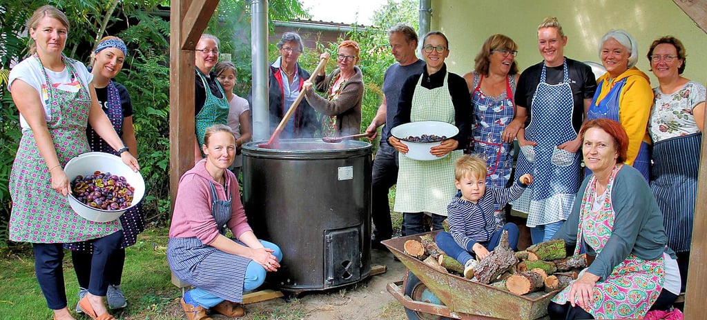 Fleißige Helfer vom Heimat- und Schifferverein waren beim Muskochen in Bittkau dabei. Das Entsteinen von fast drei Zentnern Pflaumen und das anschließende, stundenlange Rühren waren in Gemeinschaft gleich viel schöner.