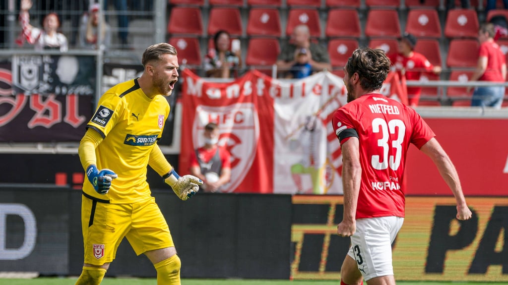 HFC-Keeper Sven Müller parierte im Heimspiel gegen 1860 München einen Elfmeter.
