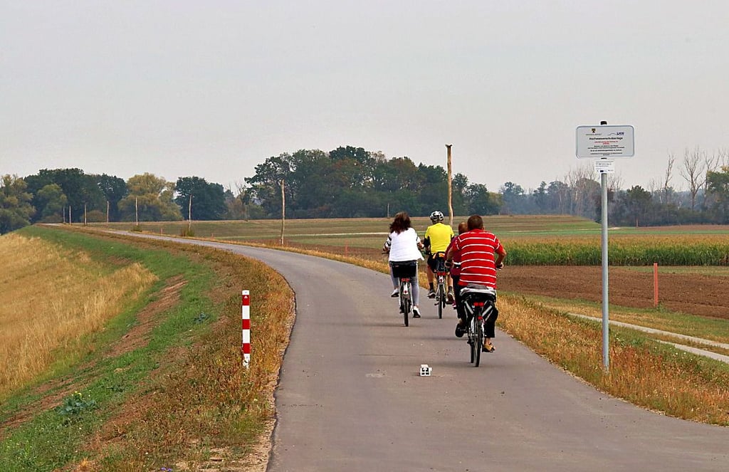 Radtouristen auf dem Elberadweg müssen aktuell die verschiedenen Corona-Regeln in den einzelnen Bundesländern beachten.