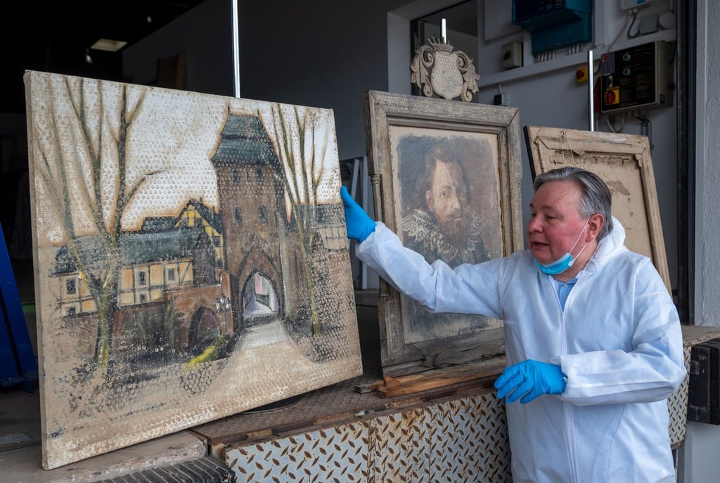 Gemälderestaurator Dimitri Scher vor geretteten Werken.