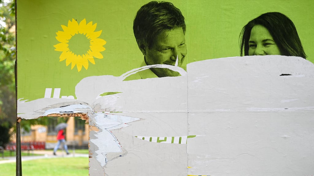Ein zerstörtes Wahlplakat von Bündnis 90/Die Grünen mit den Portraits von Robert Habeck und Annalena Baerbock. Im Vorfeld der Bundestagswahl beklagen viele Parteien die Beschädigung ihrer Plakate. Foto: Hendrik Schmidt/