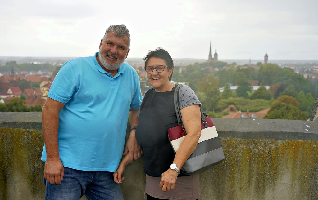 ?Da muss doch was zu sehen sein?, sagten sich Marcella Buhe und Thomas Konnopka beim Besuch auf der Plattform des Bismarckturms. Tatsächlich verzogen sich mit der Öffnung nach und nach die Regenwolken und gaben den Blick über Burg frei.